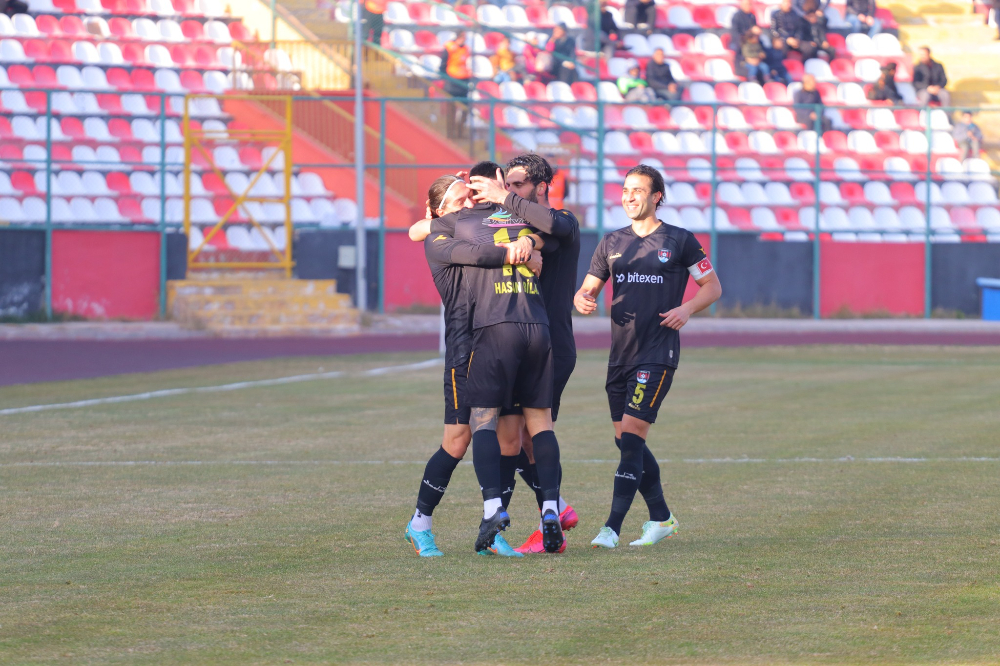 Bitexen Vanspor  Utaş Uşakspor'u kendi sahasında 3-1 mağlup etti - Kare 6
