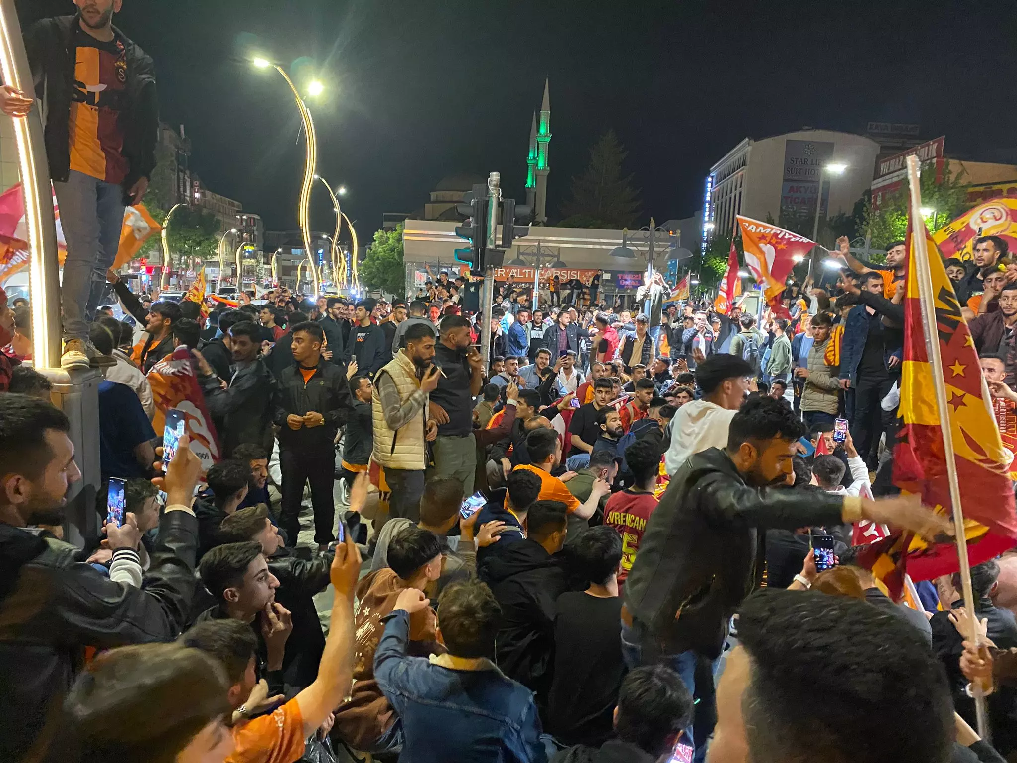 Van'da Galatasaray'ın Şampiyonluk Kutlamaları Başladı Görseli