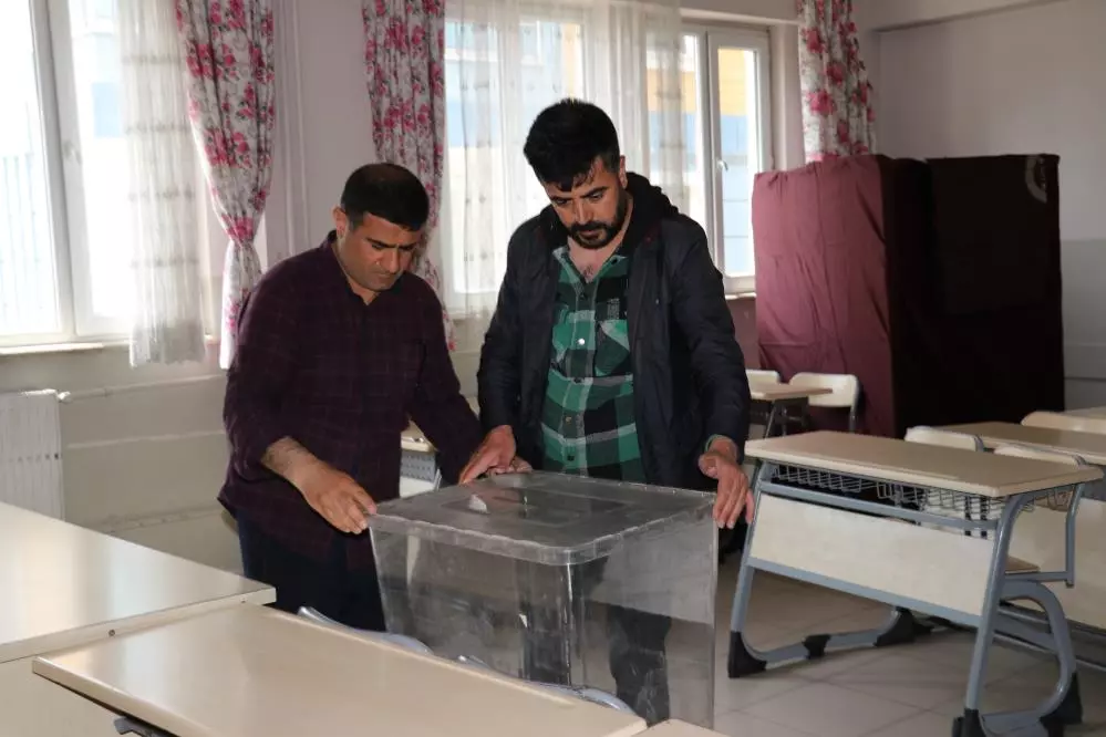 Van’daki okullarda sandıklar kuruldu Görseli