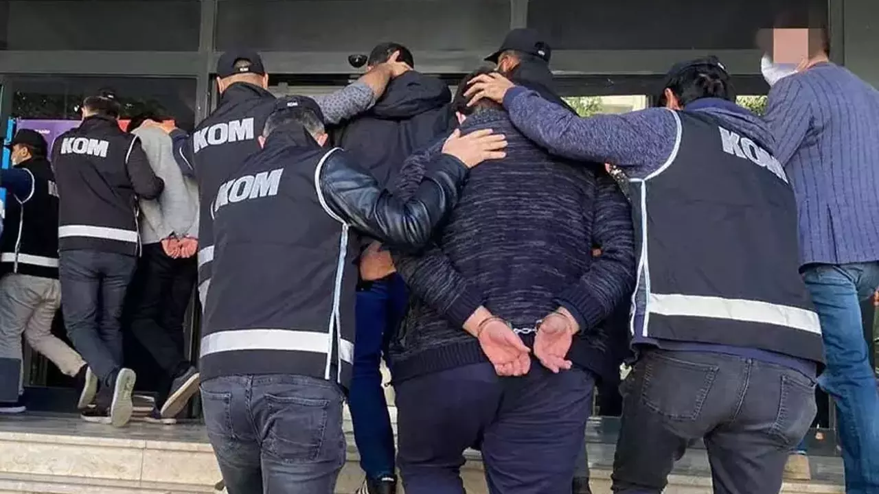 Van’da değişik suçlardan aranması bulunan 25 kişi tutuklandı Görseli