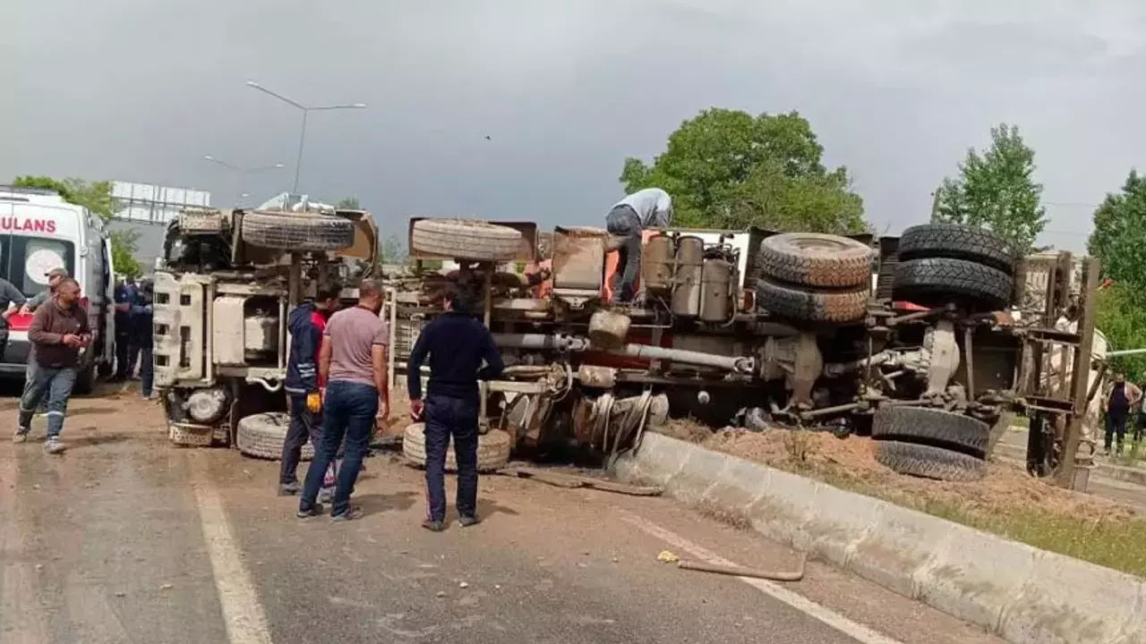 Van'da Beton Mikseri Devrildi! Görseli