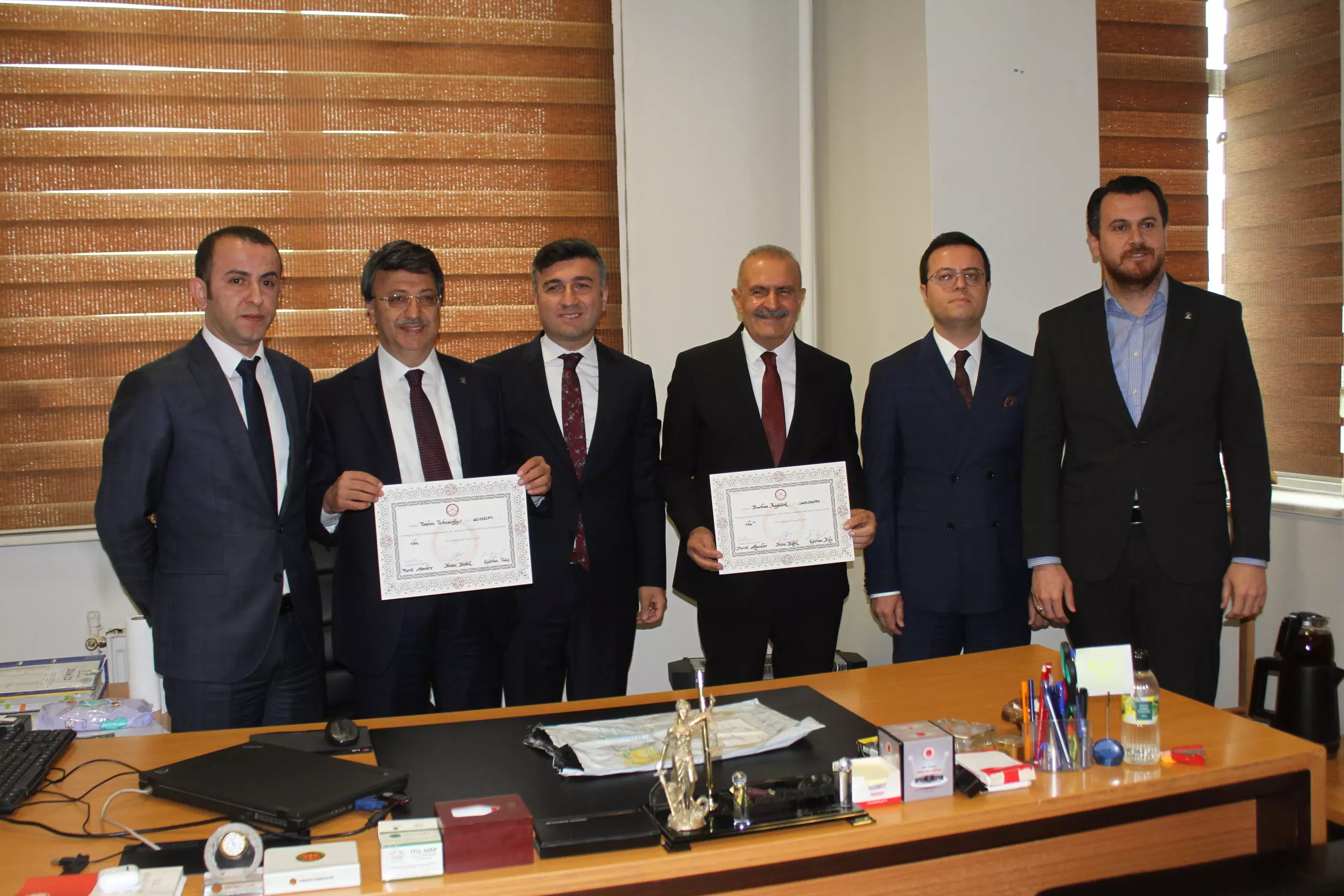 AK Parti Van milletvekilleri mazbatalarını aldı Görseli