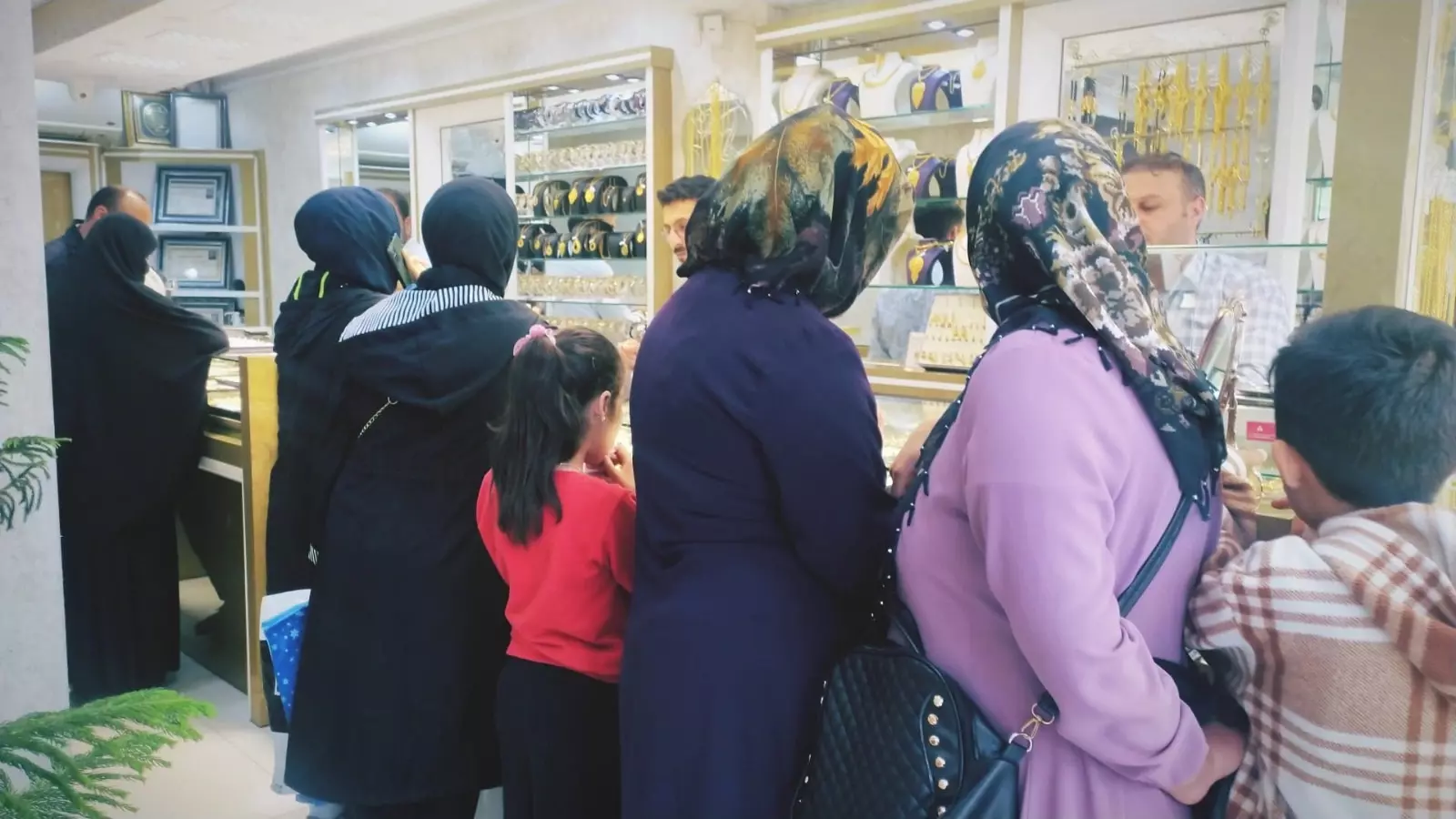 Van’da kuyumculardaki yoğunluk arttı Görseli