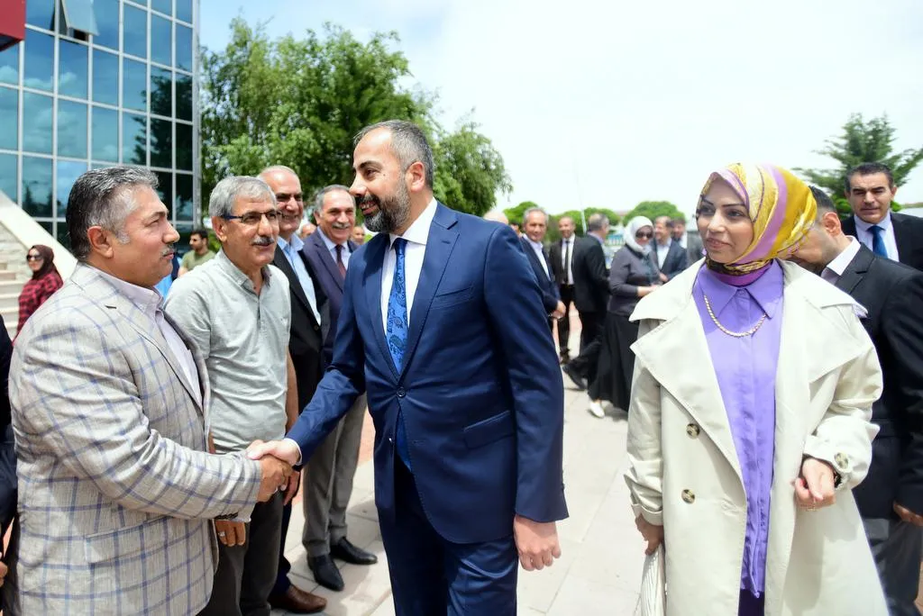 Rektör Şevli Van'da çiçeklerle karşılandı Görseli