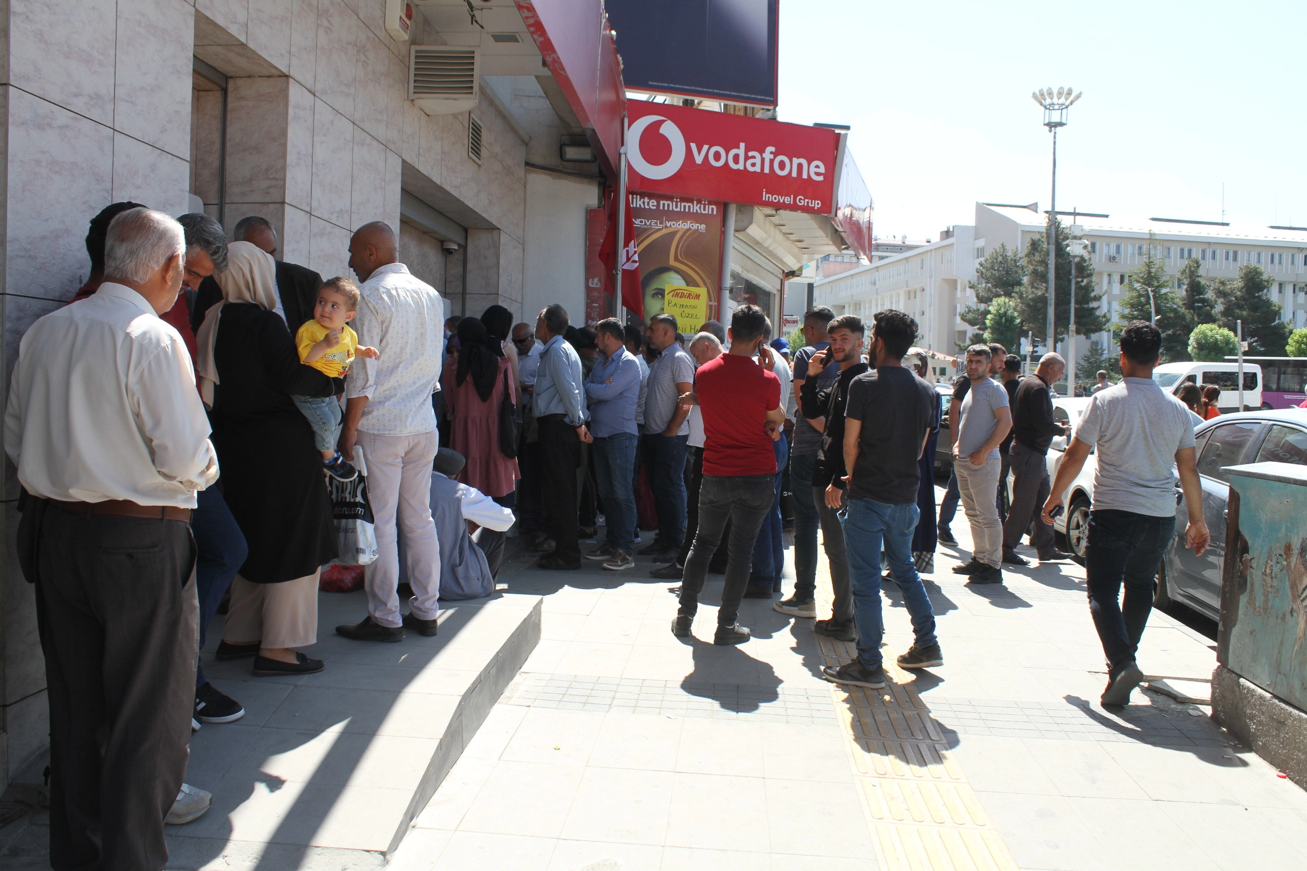 Van'da bayram öncesi ATM önlerinde uzun kuyruklar oluştu Görseli