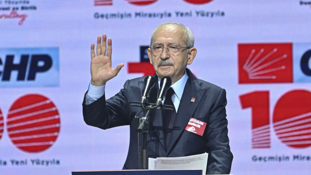 Kılıçdaroğlu'ndan Özgür Özel'e sitem!  "Keşke burada anlattıklarını yüzüme söyleseydin" Görseli