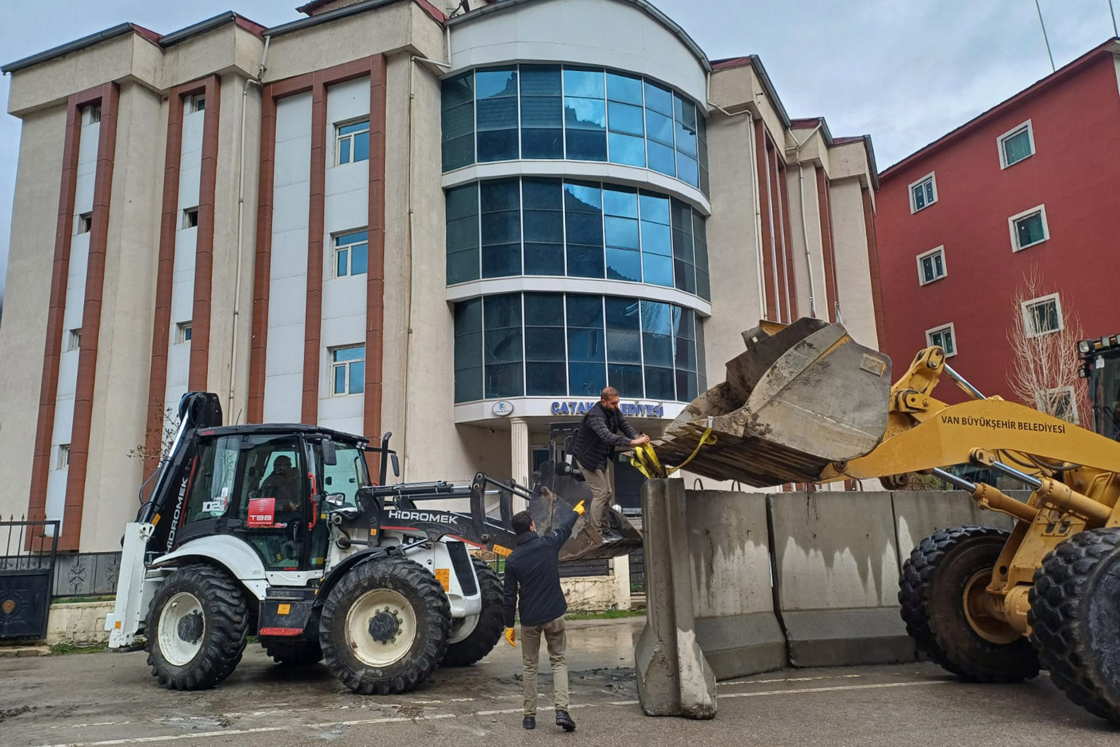 Çatak Belediyesi’nin Önündeki Beton Bloklar Kaldırıldı Görseli