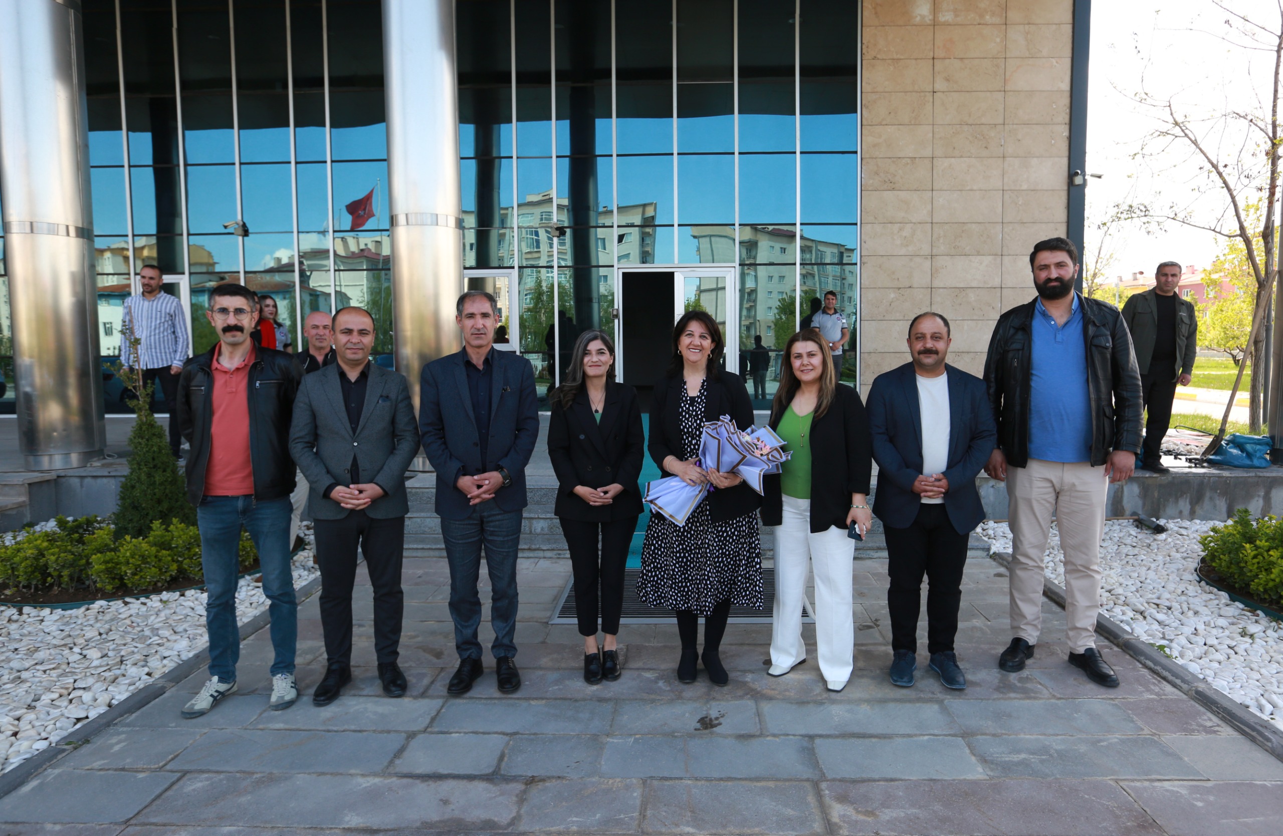DEM Parti Van Milletvekili Pervin Buldan Van Büyükşehir Belediyesini ziyaret etti Görseli