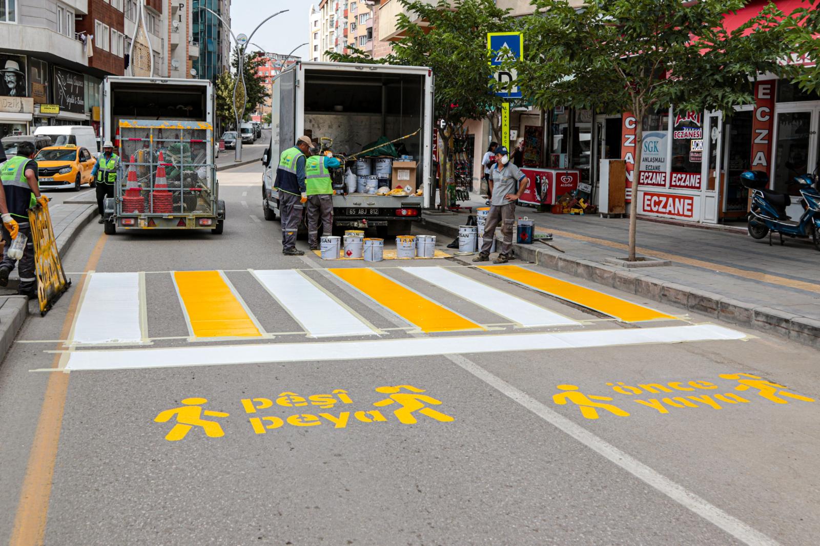 Van'da Kürtçe ve Türkçe yol çizgi çalışması - Kare 1