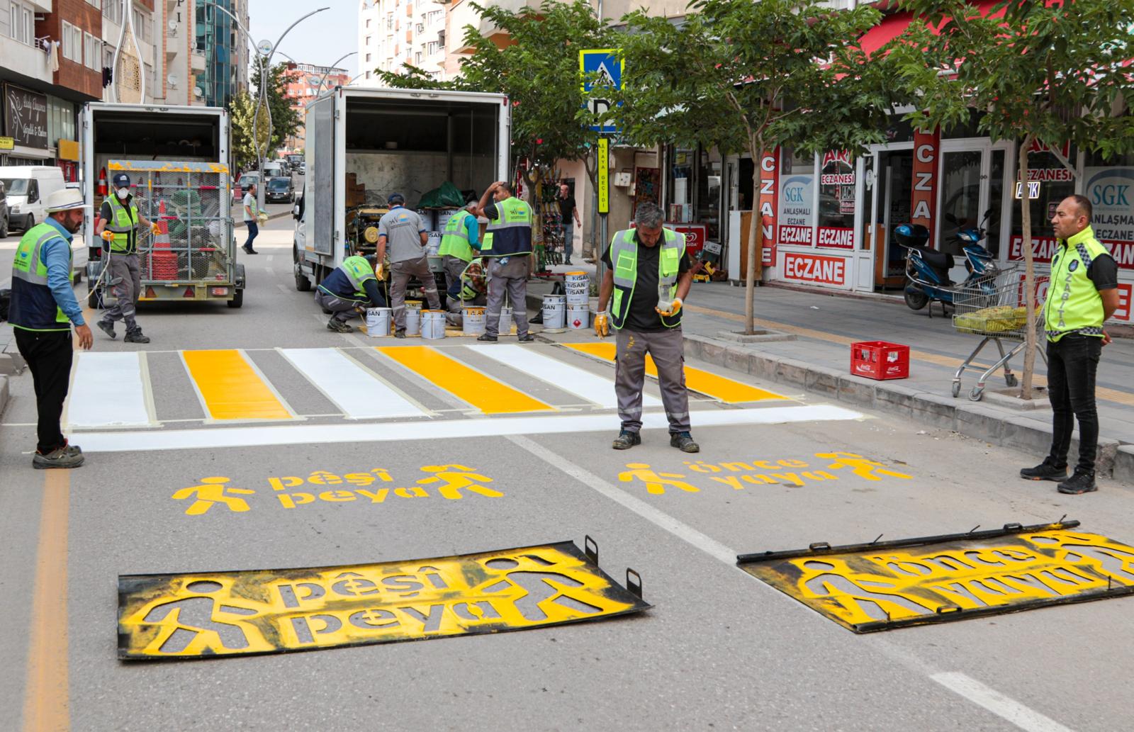 Van'da Kürtçe ve Türkçe yol çizgi çalışması - Kare 4