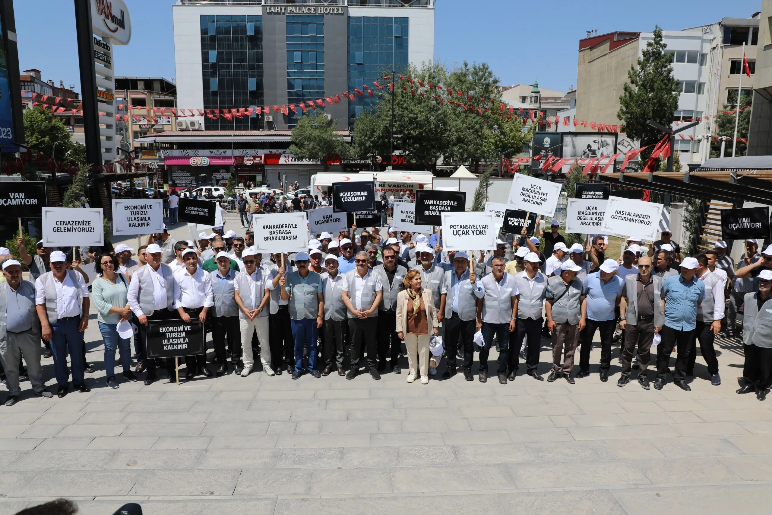 Van'da Uçak sorunu protesto edildi! Görseli