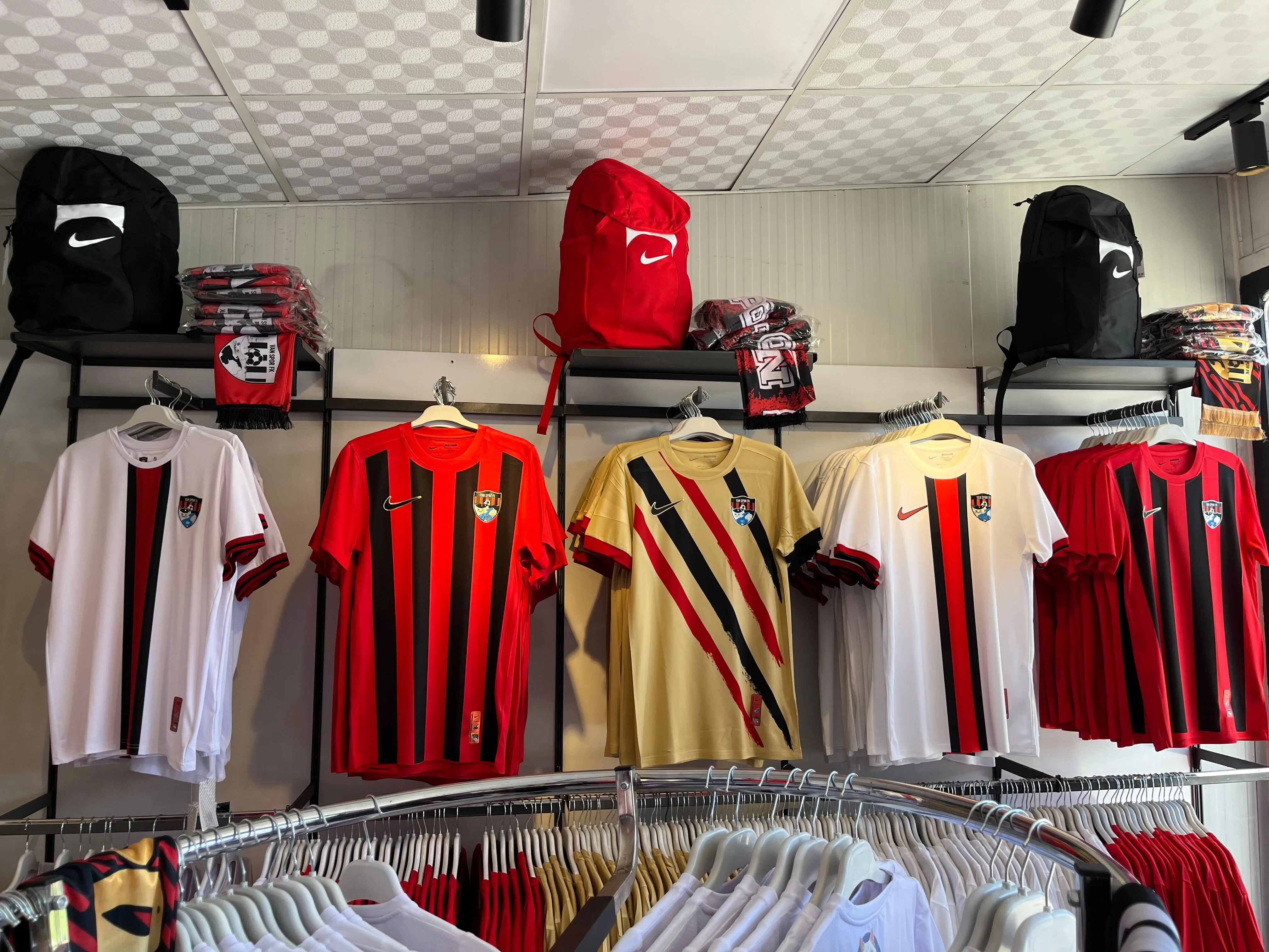 Van Spor FK'nin yeni sezon ürünlerinin fiyatları belli oldu Görseli