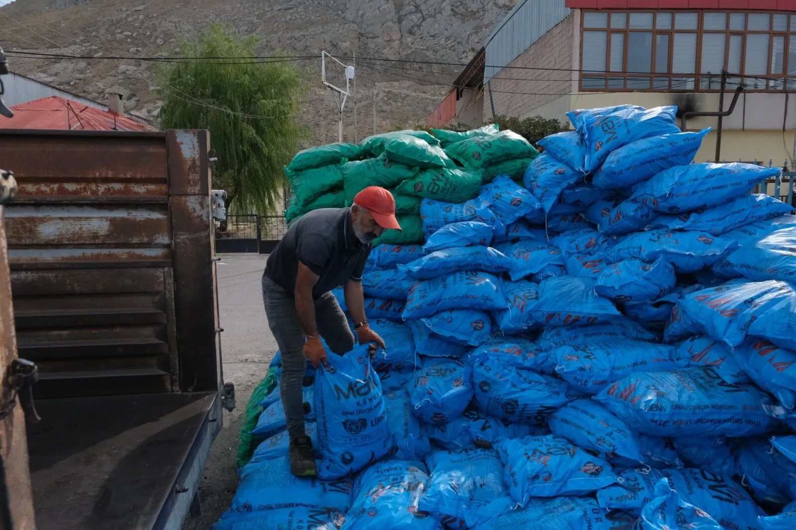 Van’da kömürcü esnafını Doğal Gaz vurdu! Görseli