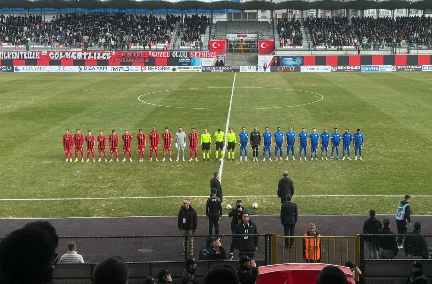 Ruhsuz Vanspor oyuncuları takımı şarampole götürüyor! Görseli