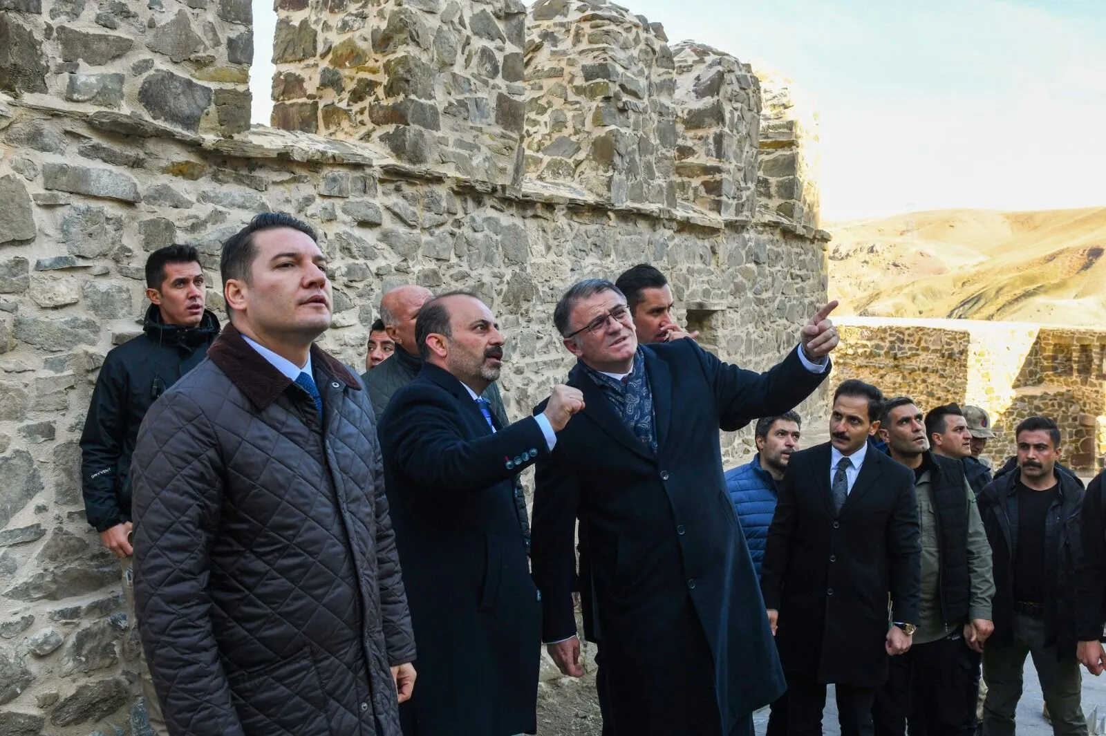 Van’daki tarihi kalede restorasyon devam ediyor Görseli