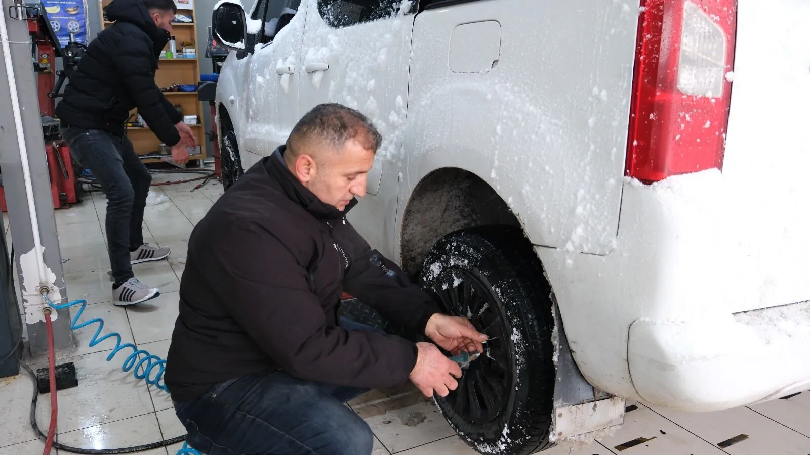 Van’daki lastikçilerde ‘kar’ mesaisi Görseli