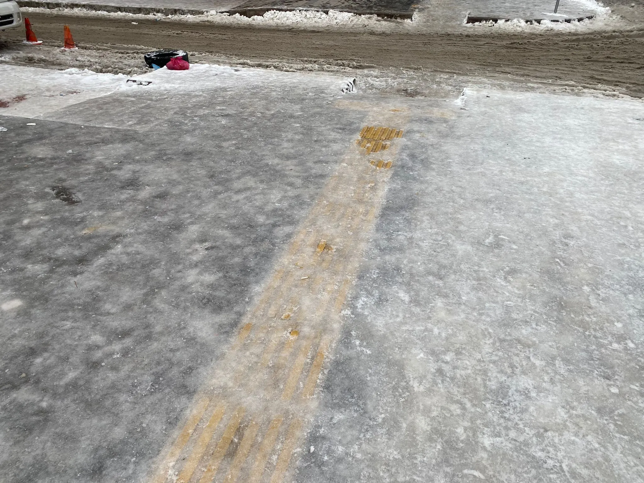 Van'da yollar ve kaldırımlarda buzlanma riski! Görseli