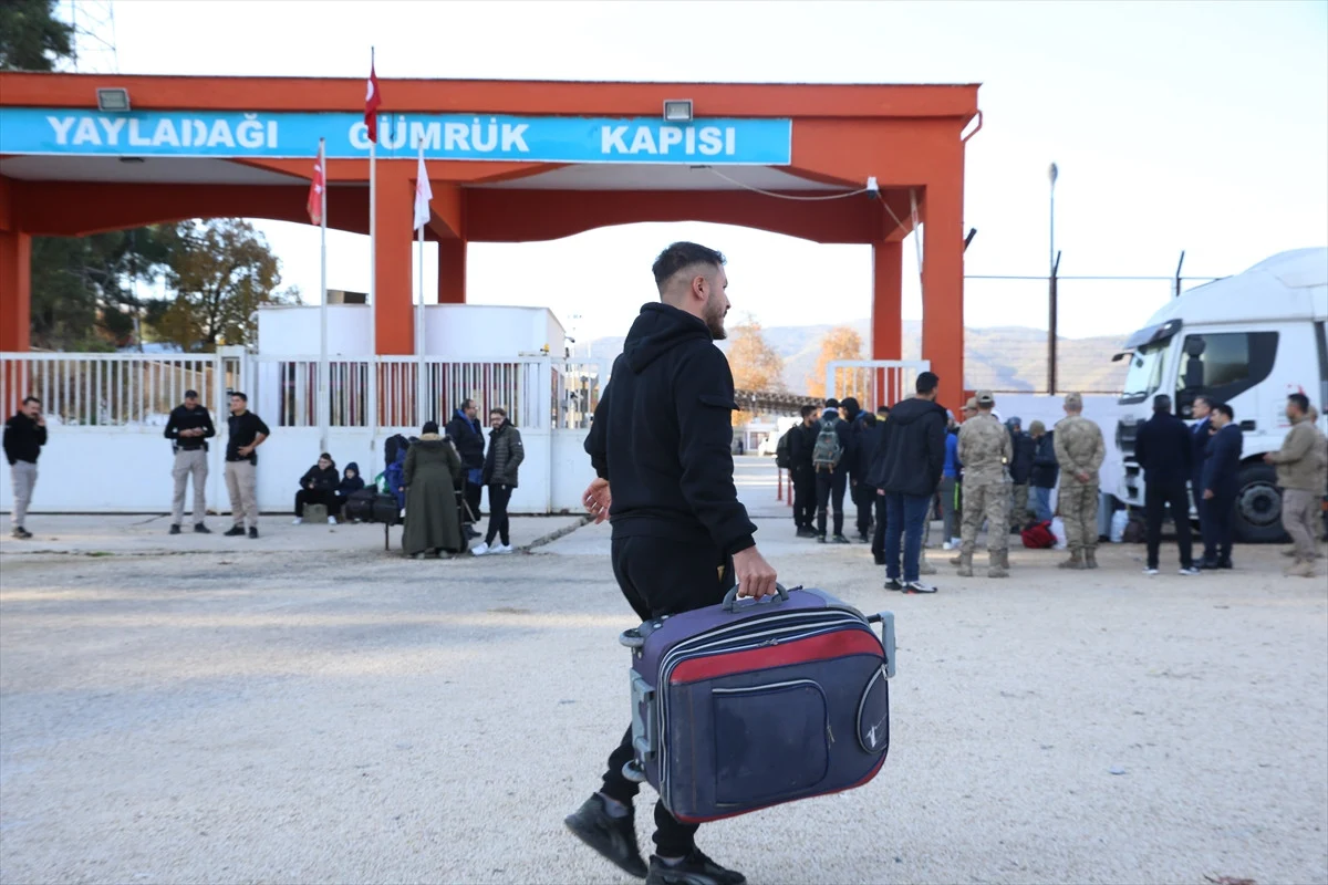 Esad Rejiminin Çöküşüyle Suriyelilerin Geri Dönüşü Başladı Görseli