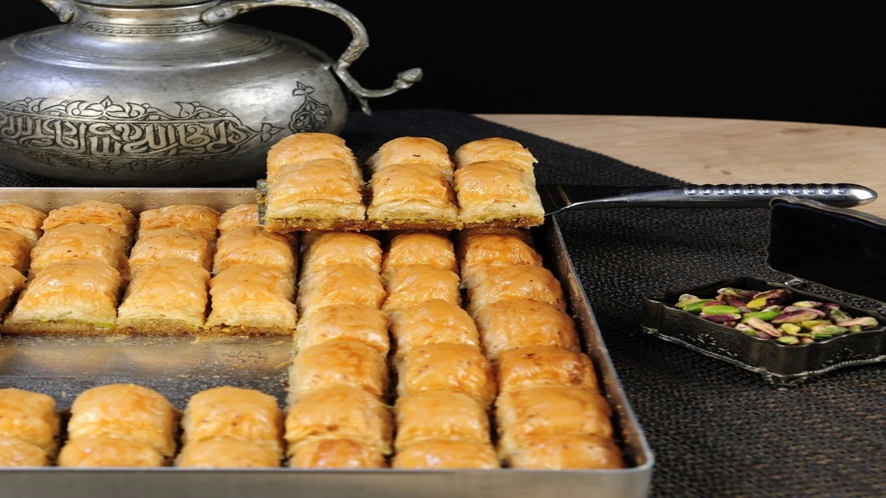 Bayram Sofralarının Vazgeçilmezi Tepsi Baklava Görseli