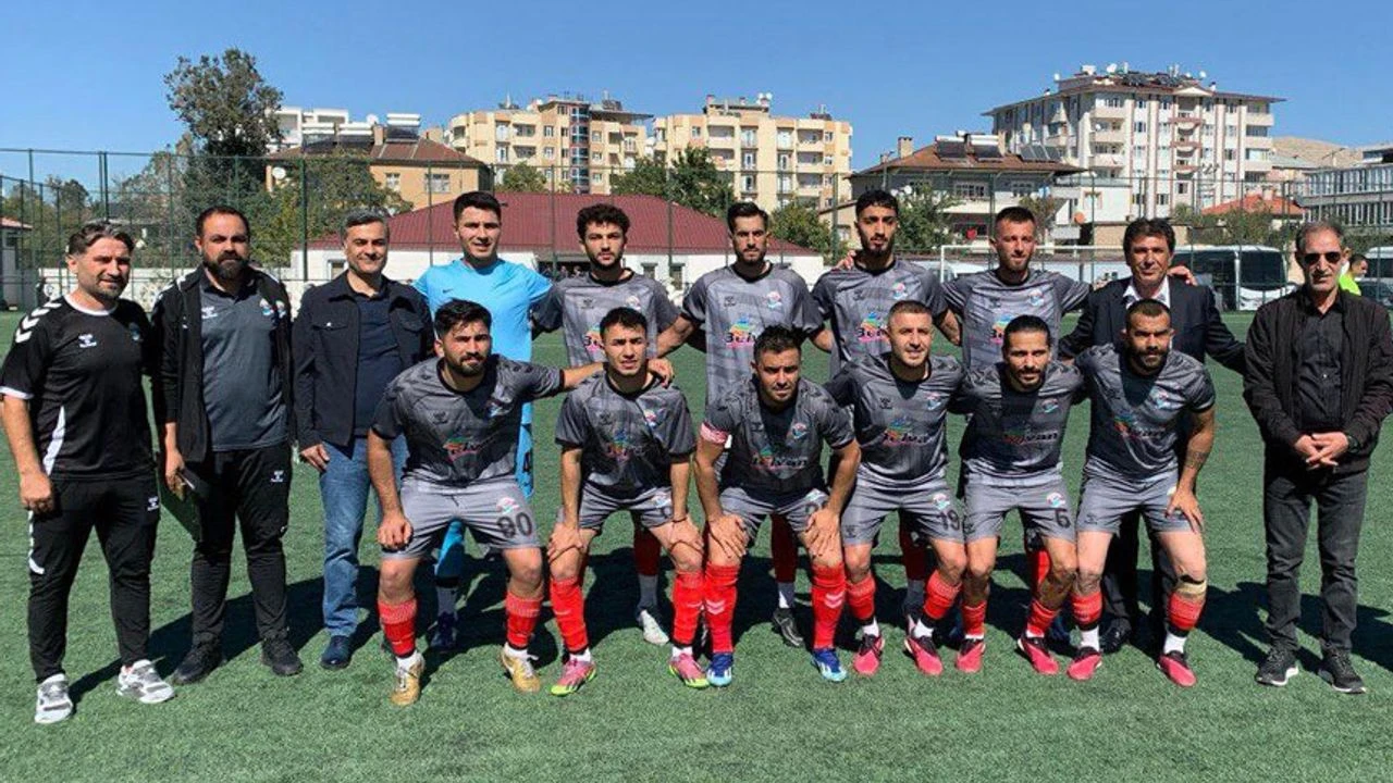 Van BŞB Sportif Faaliyetler Yeşil Vartospor'u 5-0 mağlup etti Görseli