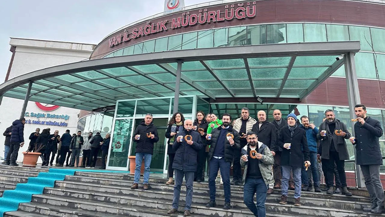 Van’da sağlık çalışanlarından simit ve ayranlı protesto Görseli
