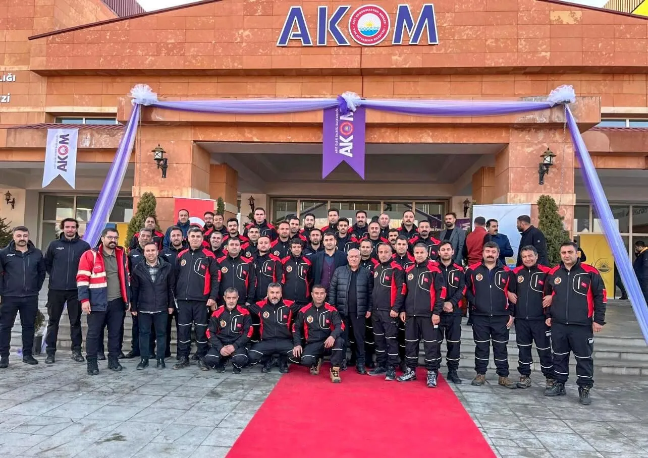 Van Büyükşehir 60 kişilik arama kurtarma ekibi kurdu Görseli