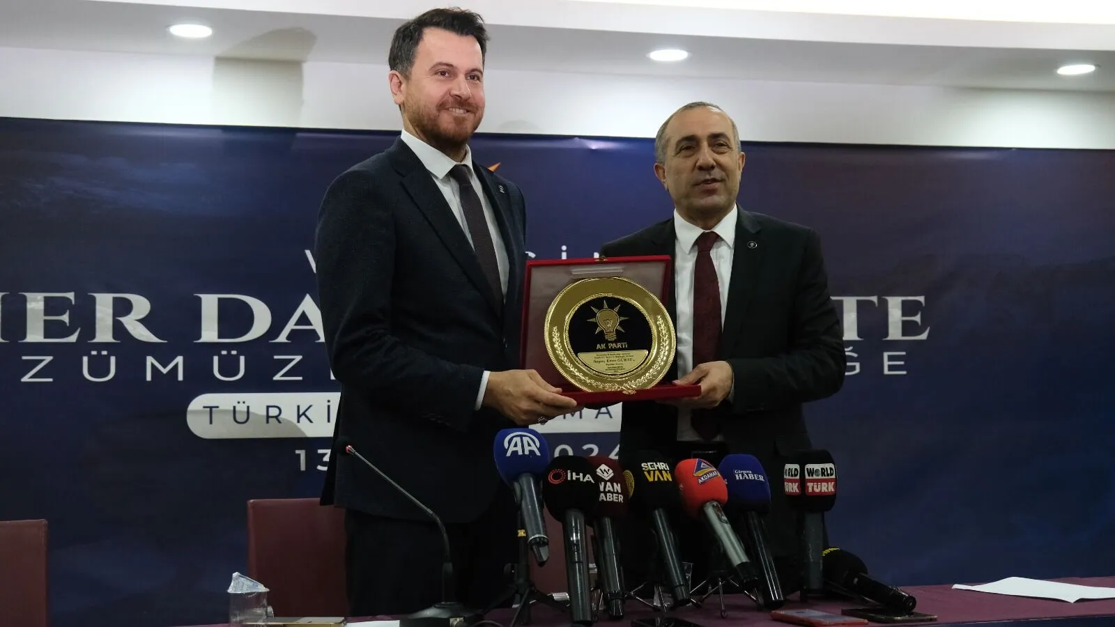 AK Parti Van İl Başkanlığı’nda devir teslim yapıldı Görseli
