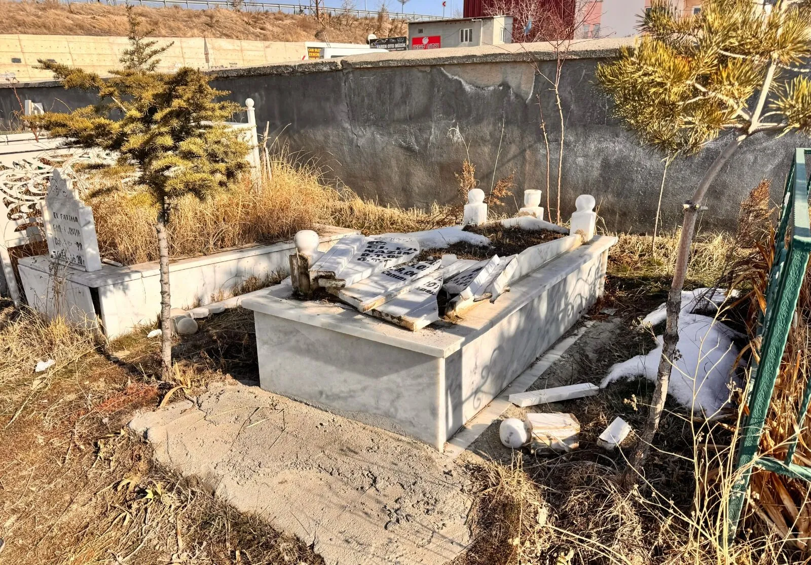 Van'da Akköprü Mezarlığı'na çirkin saldırı! Görseli