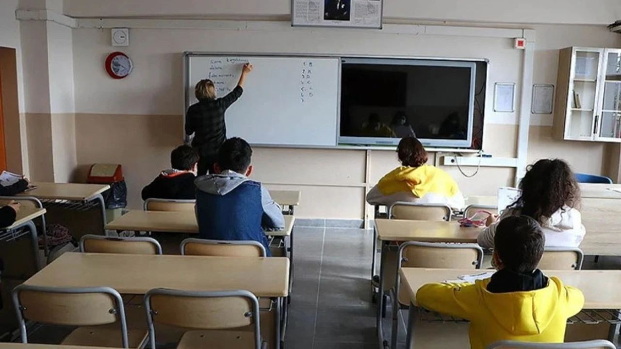 MEB'den yeni düzenleme: Devamsızlık nedeniyle sınıfta kalana yeni hak Görseli