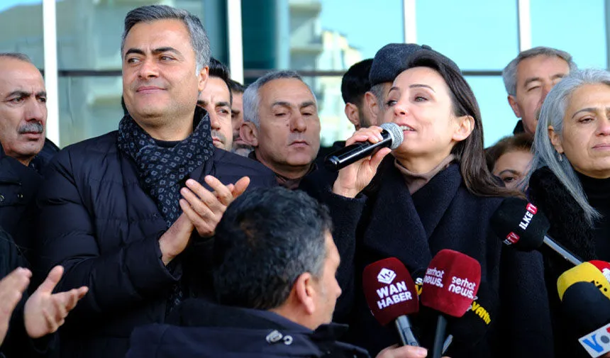 Tülay Hatimoğulları Van’da konuştu: “Barış ve diyalogdan yanayız” Görseli
