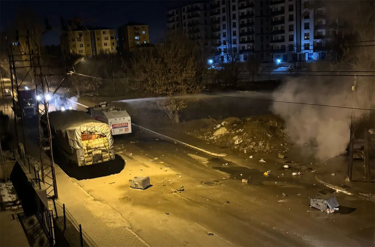 Van'da akşam saatlerinde olaylar devam etti! Görseli