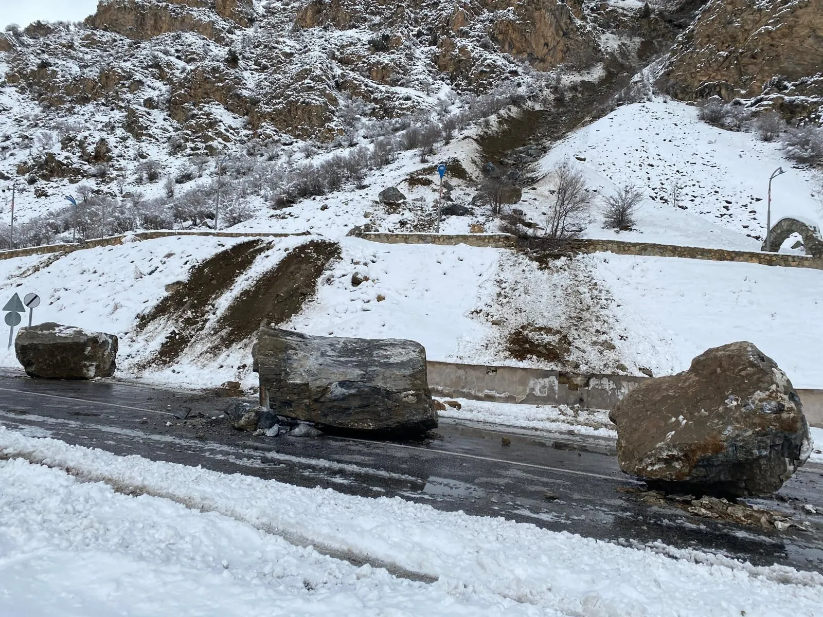 Van-Çatak karayoluna kaya düştü Görseli
