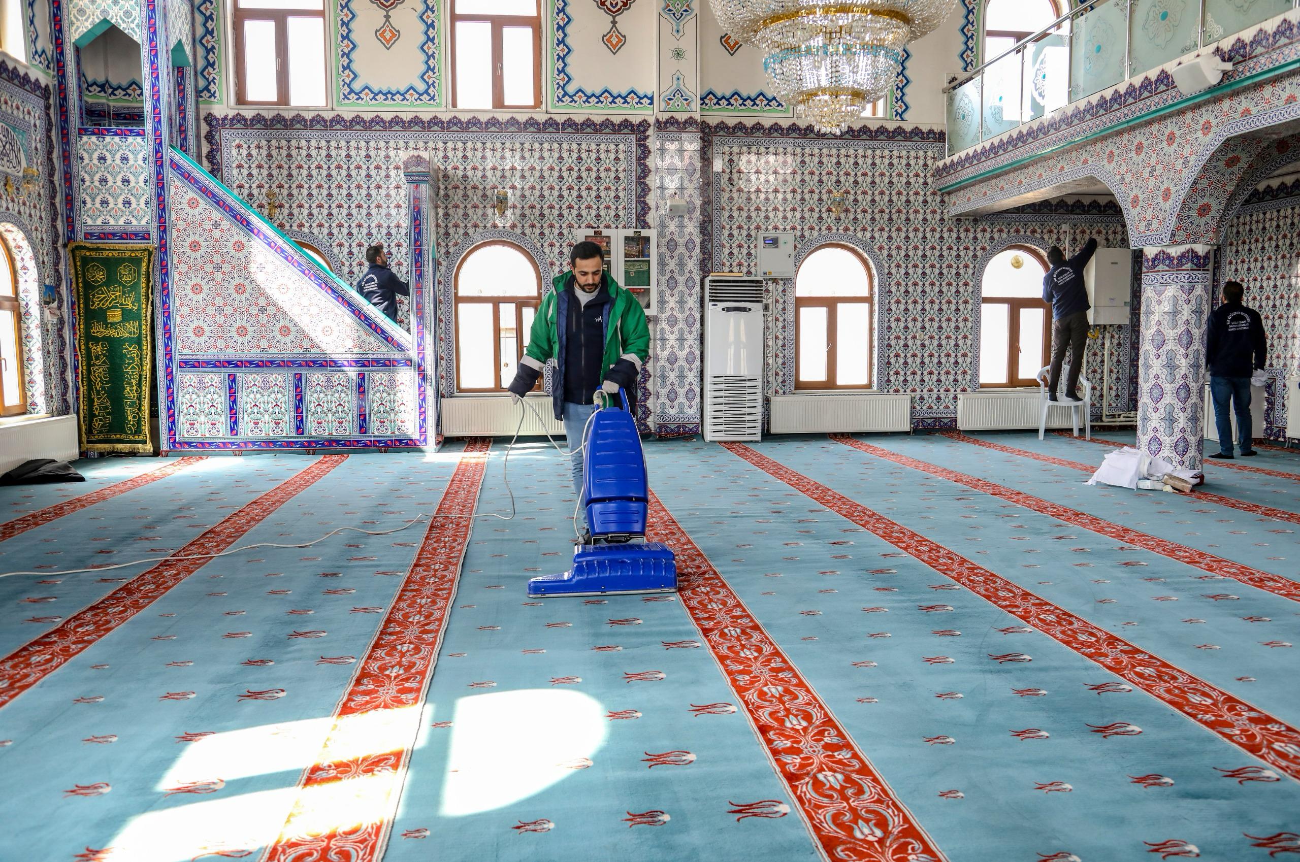 Van'da Camilerde Ramazan temizliği Görseli