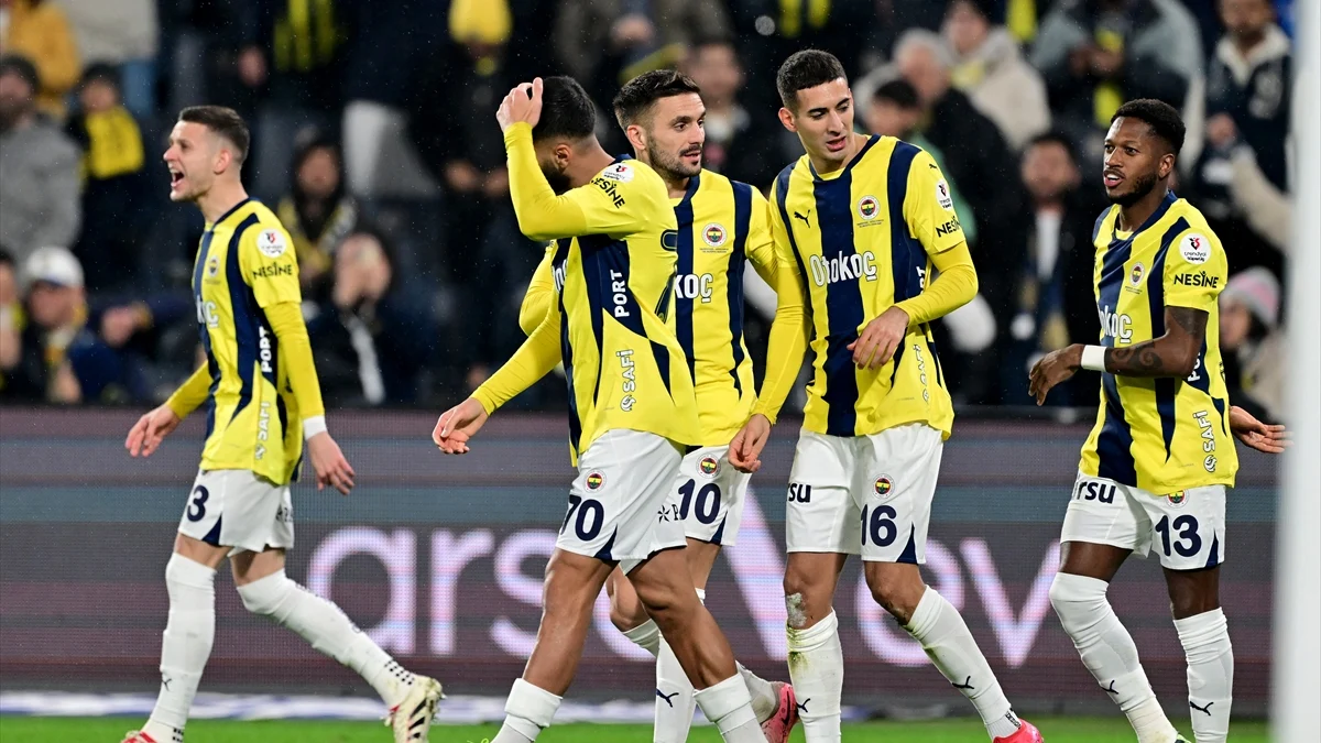 Fenerbahçe Galatasaray'la puan farkını 4'e düşürdü Görseli