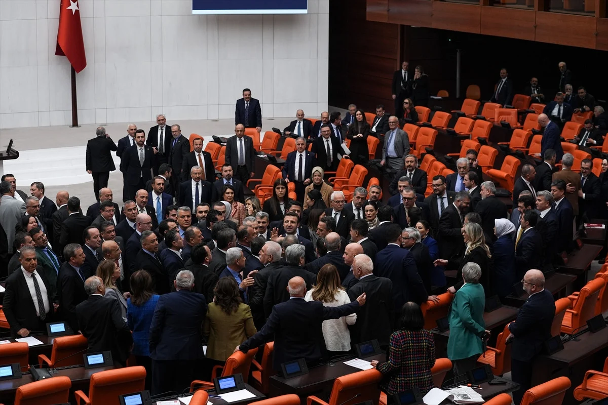 Meclis’te Gerginlik: Emekli İkramiyesi Tartışması Yarım Kaldı Görseli