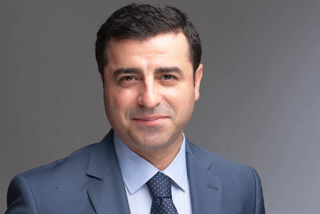 Selahattin Demirtaş eşinin Ameliyatı İçin İstanbul’a geldi Görseli