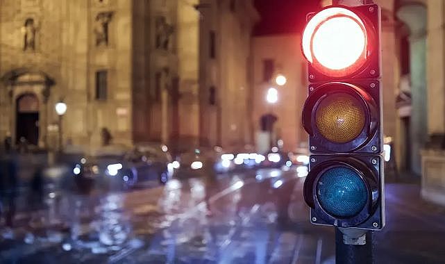 Kırmızı Işıkta Geçenler Dikkat: Ehliyetiniz Elinizden Alınabilir! Görseli