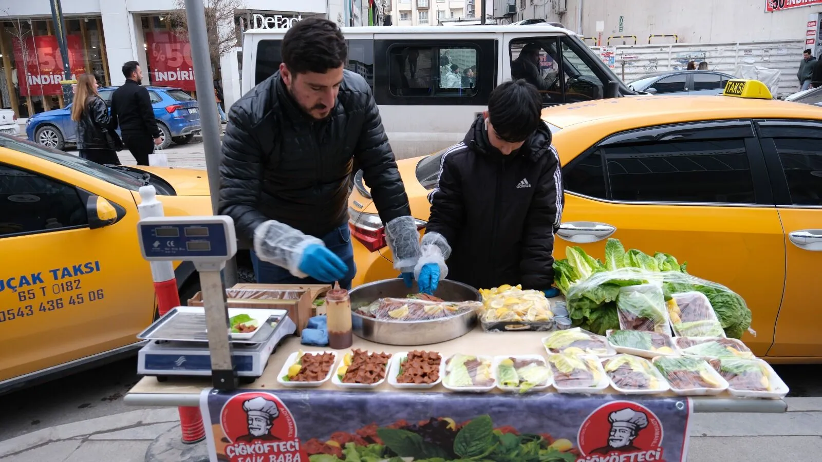 Van'da Pide ve Çiğ Köfte Kuyrukları Görseli