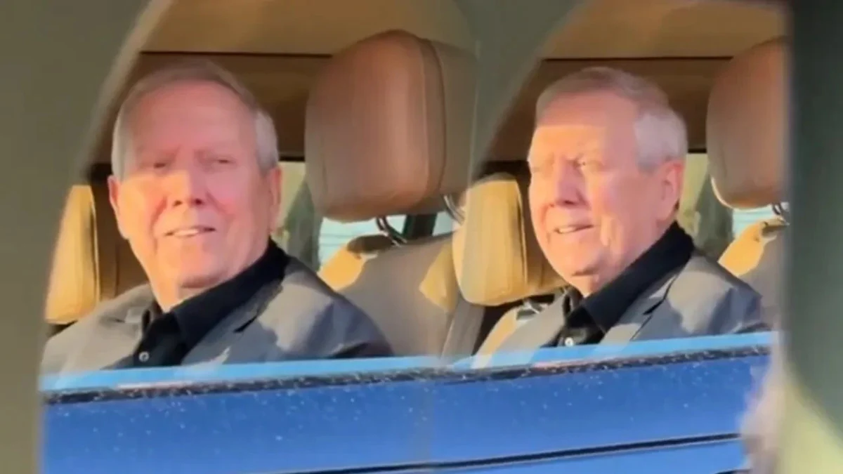 Aziz Yıldırım Bayram Trafiğinde Fenerbahçelilerle Karşılaştı Görseli