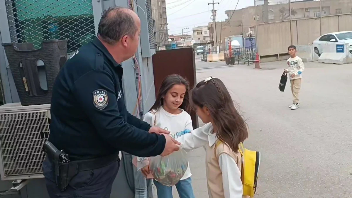 Şırnak'ta Çocukları Sevindiren Polis: Bayramda da Şeker Dağıttı Görseli