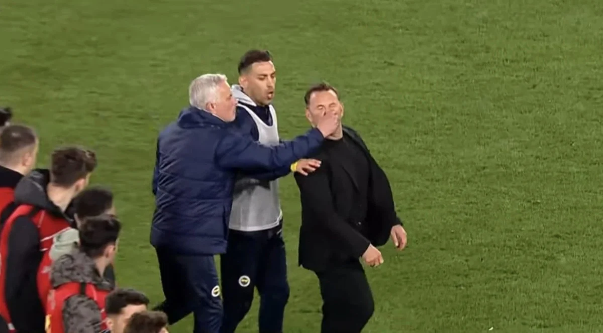 Jose Mourinho'nun Okan Buruk'a Fiziksel Müdahalesi Sonrası Ceza Durumu Merak Ediliyor Görseli