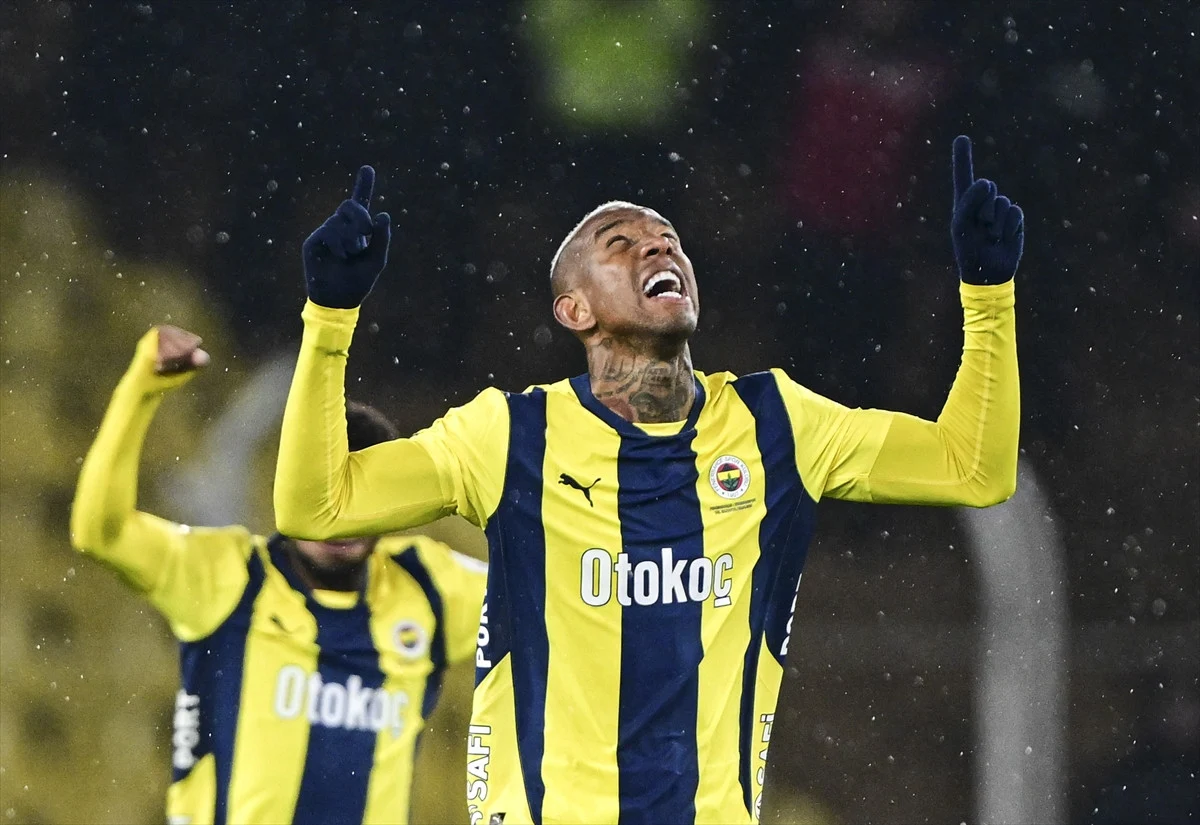 Fenerbahçe, Geriye Düştüğü Maçta Trabzonspor'u 4-1'le Geçti Görseli