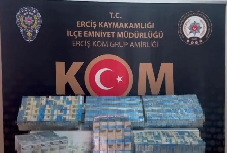 Van’da Kaçakçılık Operasyonu: Minibüste Binlerce Paket Sigara Ele Geçirildi Görseli