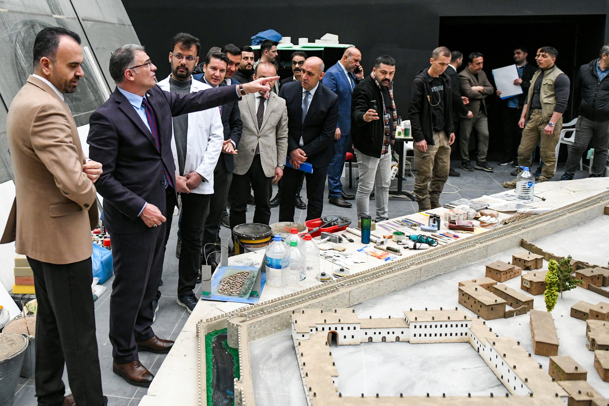Van Valisi Ozan Balcı, Eski Van Şehrinin Minyatür Çalışmalarını İnceledi Görseli