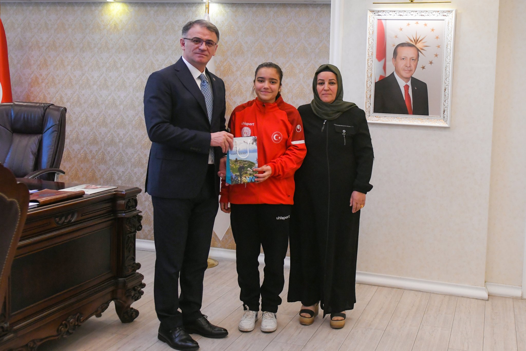 Van Valisi Ozan Balcı, Dünya Şampiyonu Sporcuları Ödüllendirdi Görseli