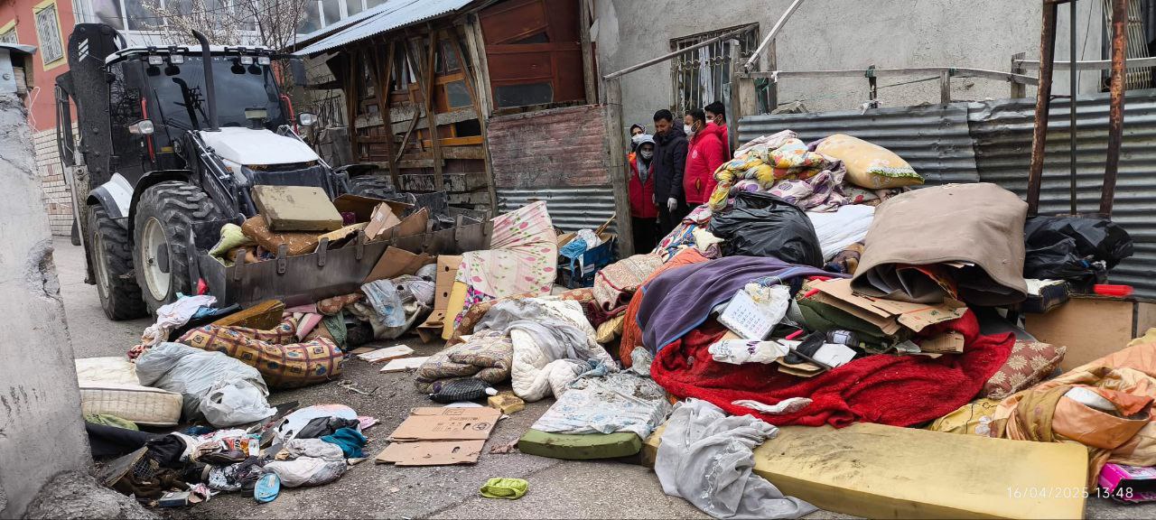 Van'da Bir Evden İki Kamyon Çöp Çıktı! Görseli