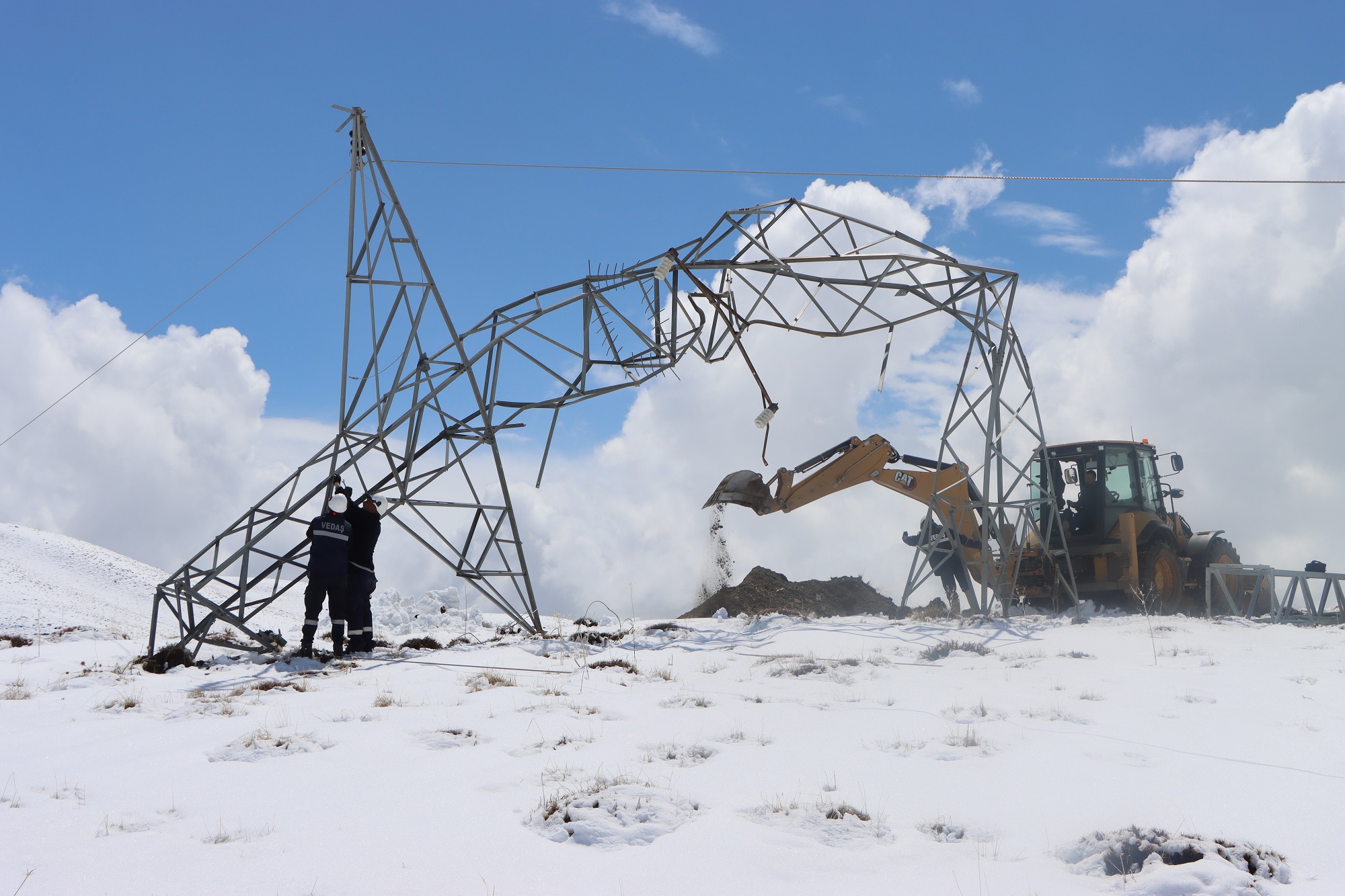 VEDAŞ, Fırtına Sonrası Gürpınar’da Elektrik Hatlarını Onarıyor Görseli