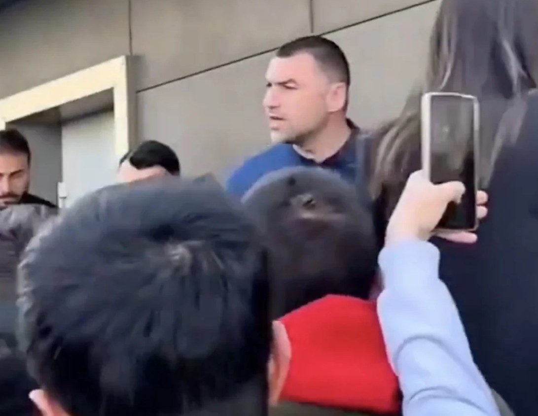 Burak Yılmaz Taraftarın Fenerbahçe İmasıyla Çıldırdı: “Nasıl Konuşuyorsun Lan Sen?” Görseli