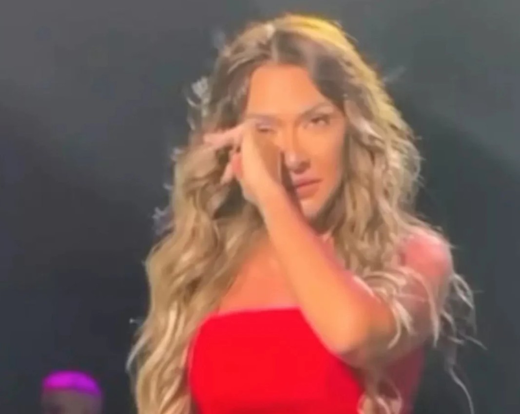 Yönetmen Sevgilisinden Ayrılan Hadise, Sahnede Gözyaşlarına Hakim Olamadı Görseli