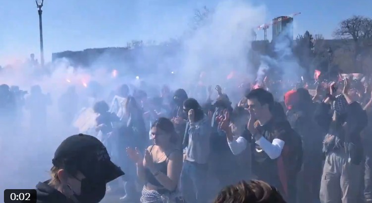 Fransa'da Öğrenci Protestoları Büyüyor: ABD Bayrağı ve Tesla Maketi Ateşe Verildi Görseli